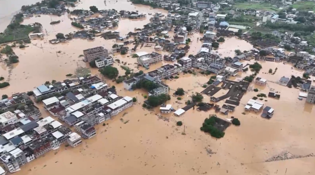 梅州暴雨：村民互助一起打地铺-公闻财经